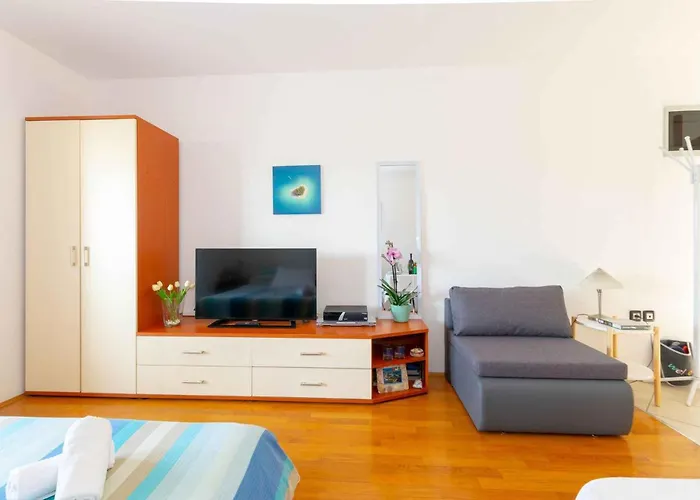 Irena 33048 Apartamento Pula