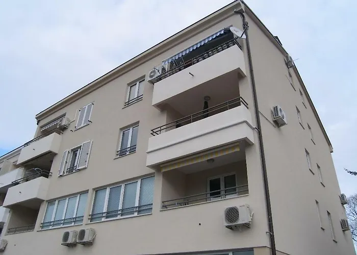 Irena 33048 Apartamento Pula