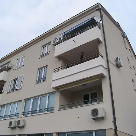 Irena 33048 Apartamento Pula